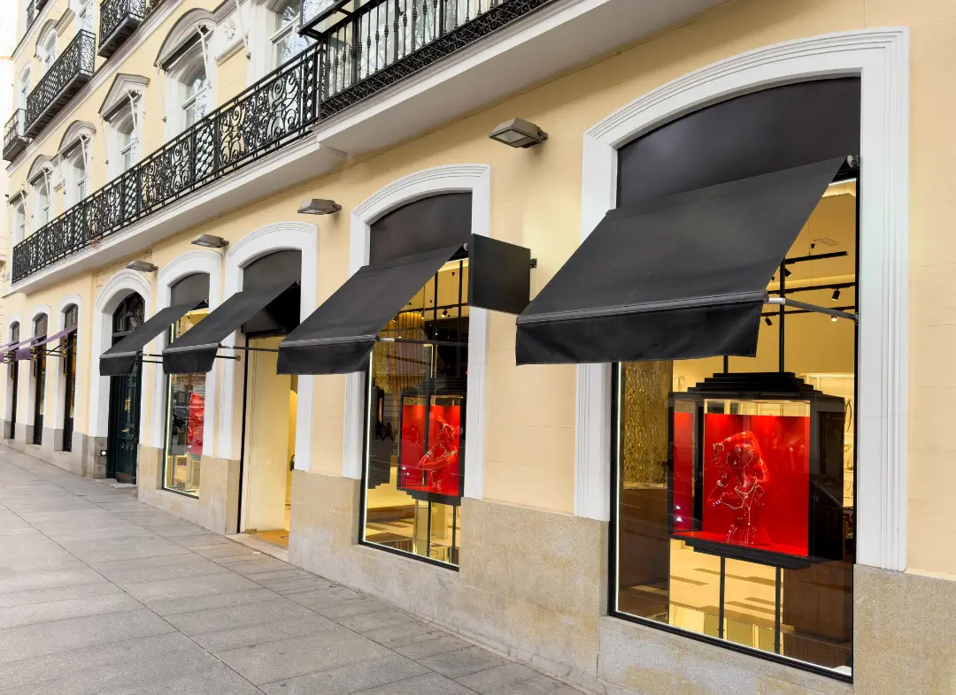 Façade vitrine de magasin en aluminium sur mesure à Gruissan
